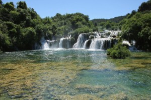 Krkan kansallispuistossa Kroatiassa voi ihailla monimuotoista joki-, järvi- ja vesiputousmaisemaa. © Sari Holopainen